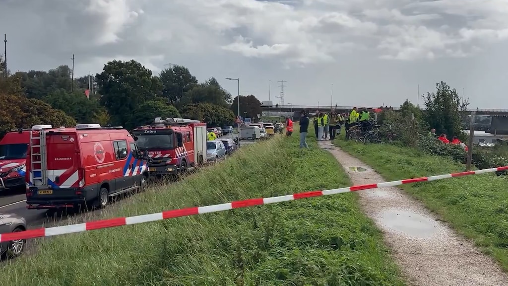 De politie en brandweer rukten gisteren massaal uit.
