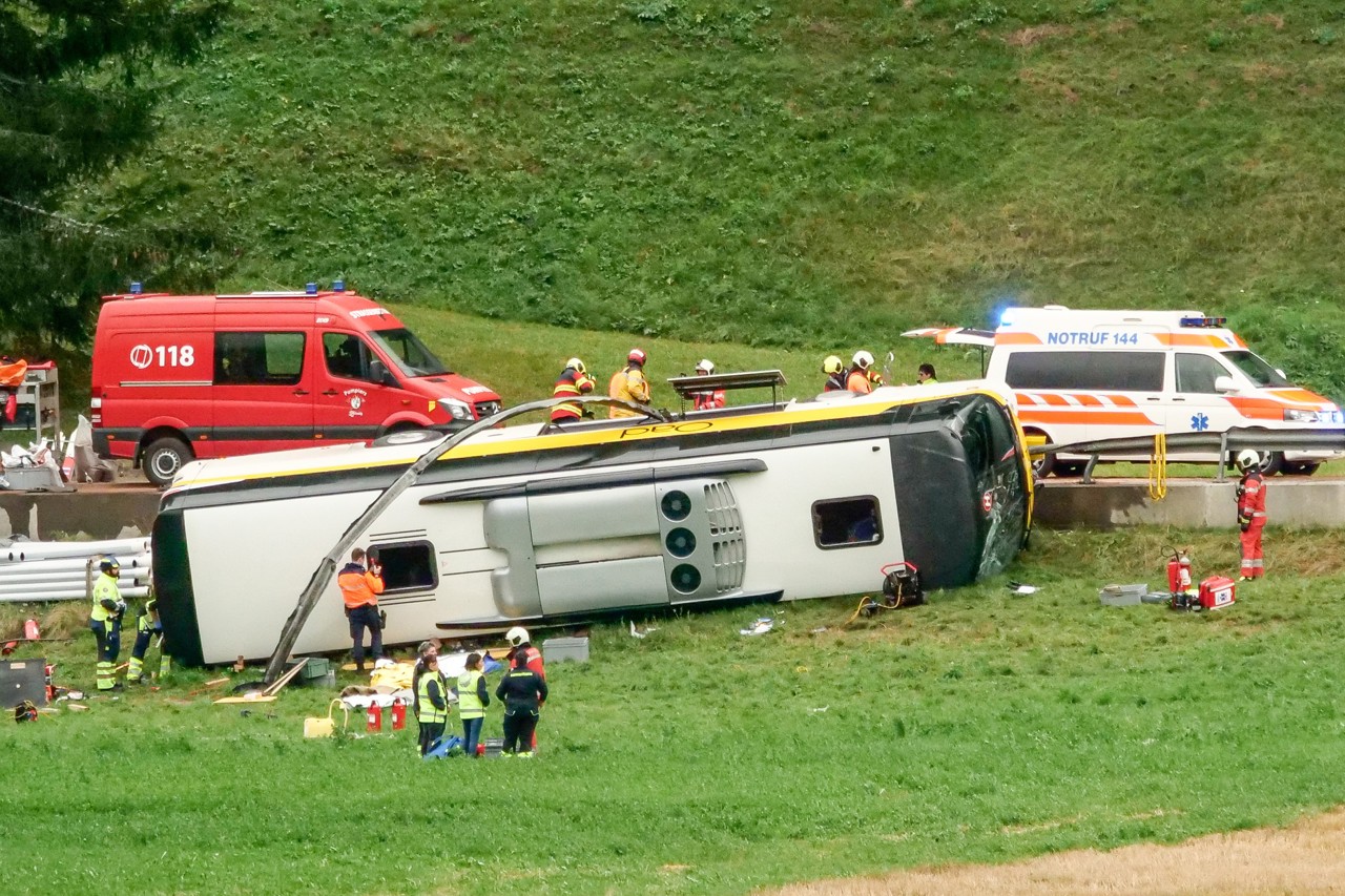 Beeld van de bus langs de kant van de weg.