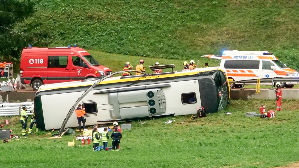 Beeld van de bus langs de kant van de weg.