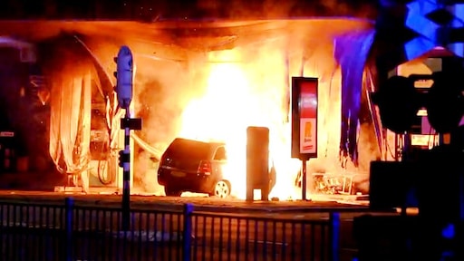 Auto ramt tankstation in Hoorn, één dode