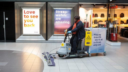 Schiphol en stations blijven vies: schoonmakers staken deze hele week