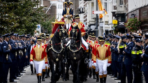 Koning leest plannen voor, na pracht en praal begint het onderhandelen