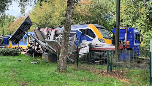 Trein ramt vrachtwagen op overgang Ermelo, chauffeur lichtgewond