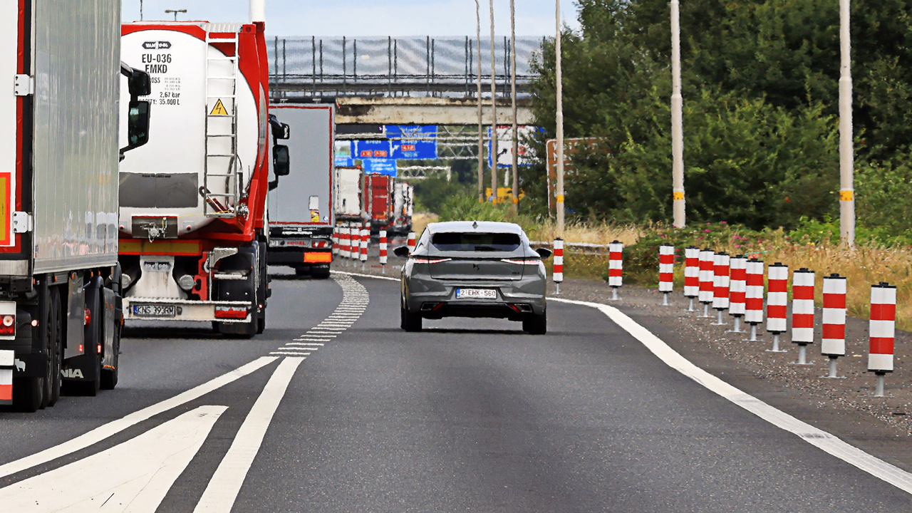 Dit is waarom Rijkswaterstaat paaltjes op de vluchtstrook zet