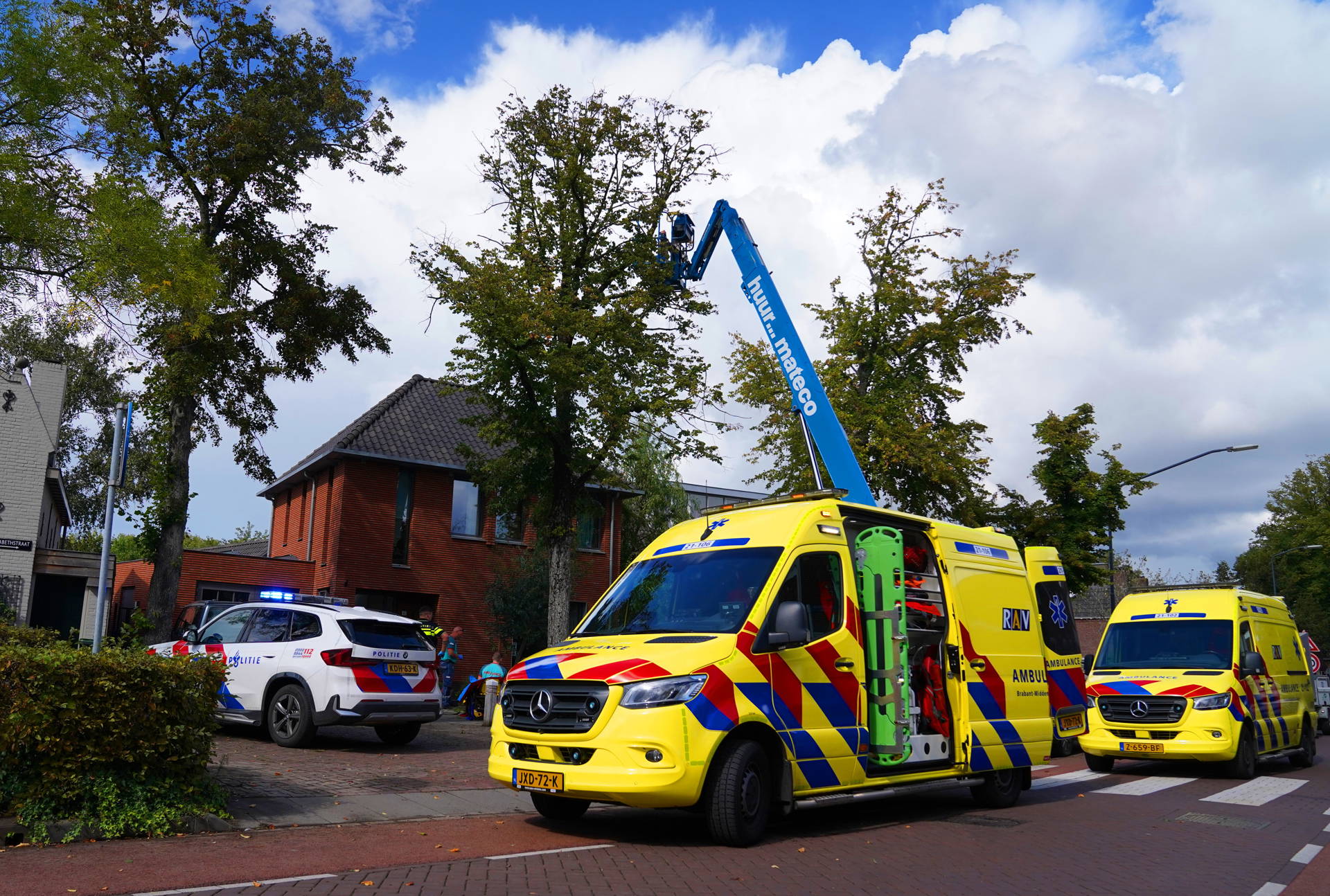 Man springt uit hoogwerker vanwege nest met hoornaars in Vught