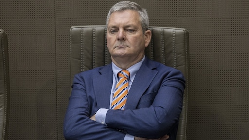 Vlaamse politicus nacht vast op toilet door kapot slot