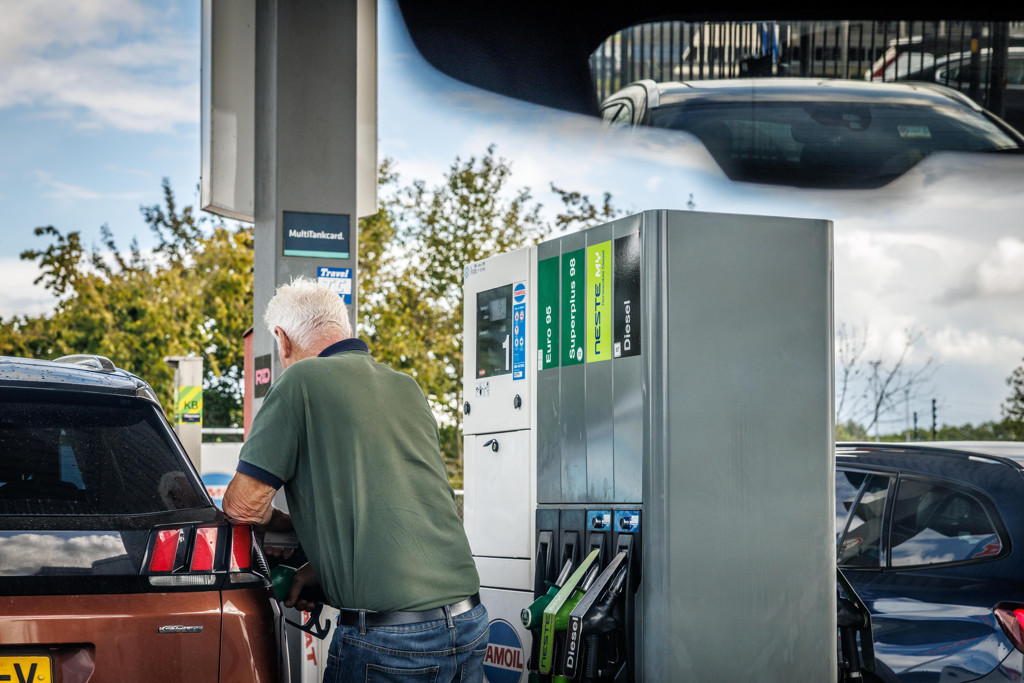 We tanken stuk minder door hoge prijzen: schatkist loopt honderden miljoenen mis