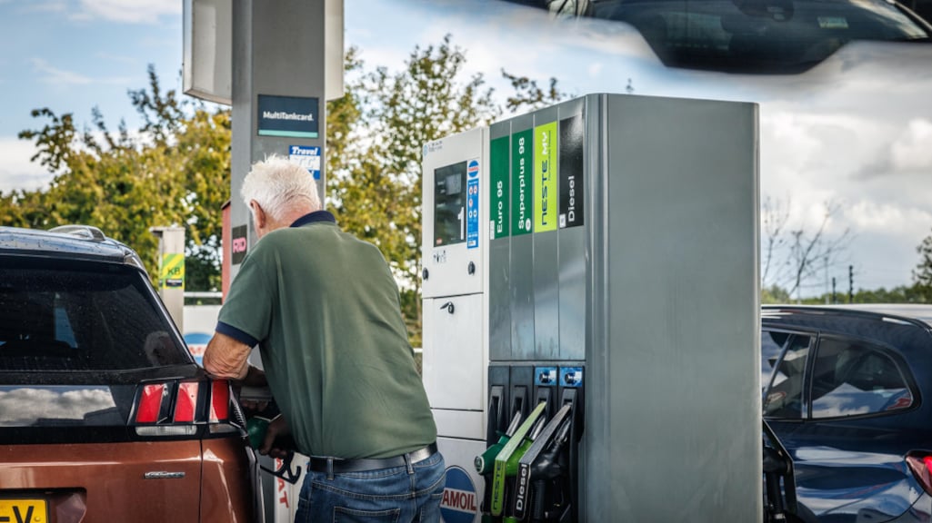 We tanken stuk minder door hoge prijzen: schatkist loopt honderden miljoenen mis