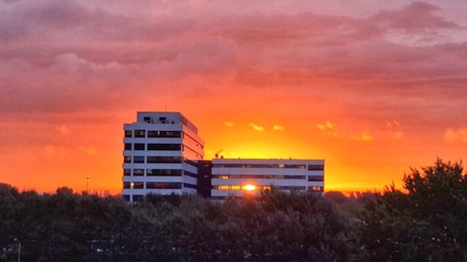 Opvallend kleurrijke zonsopkomst vanochtend: zo ontstaat die