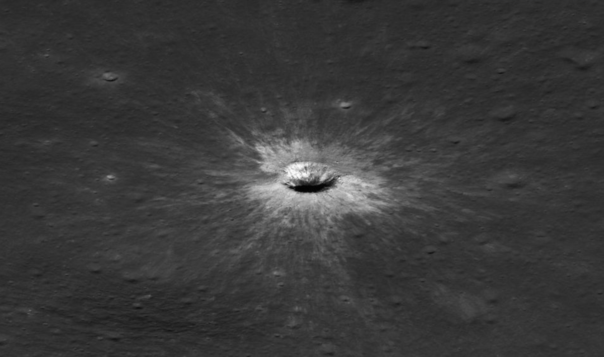 Grote krater op de maan door inslag, gebeurt maar eens per 132 jaar