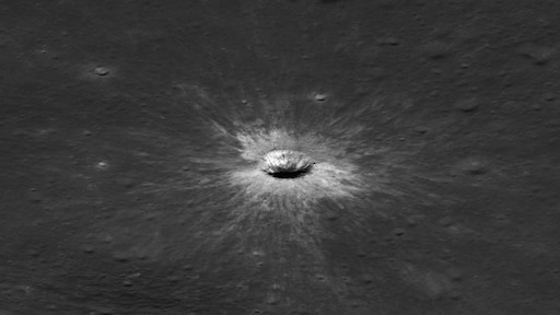 Grote krater op de maan door inslag, gebeurt maar eens per 132 jaar