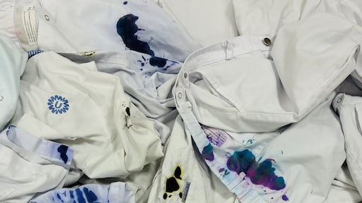 Honderden uniformen per week weggegooid door vergeten balpen