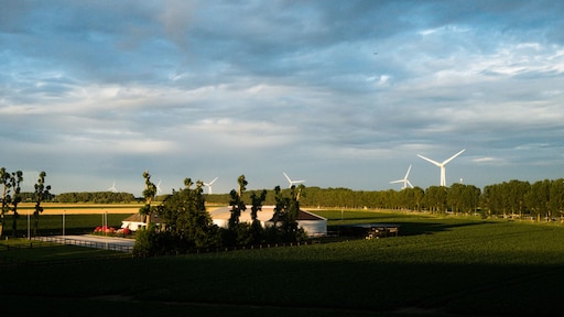 Wisselend bewolkt en op de meeste plaatsen droog