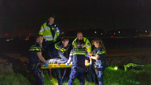 Jongen klampt zich vast aan wegrijdende trein, raakt gewond na val