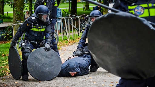 Jetten hekelt 'weerzinwekkend' rechts-extremisme, politiebonden eisen vervolging 'reltuig'