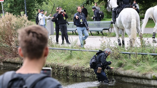 Persfotograaf door agent in water geduwd bij demonstratie Den Haag