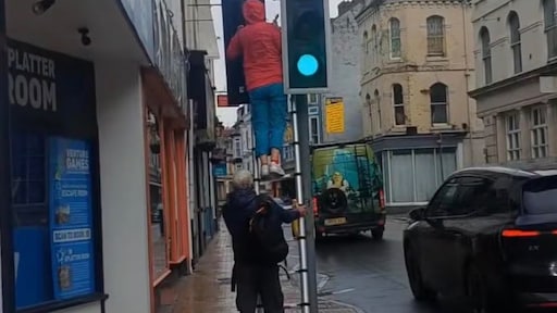 Senioren opgepakt voor vernielen verkeerslicht om complottheorie