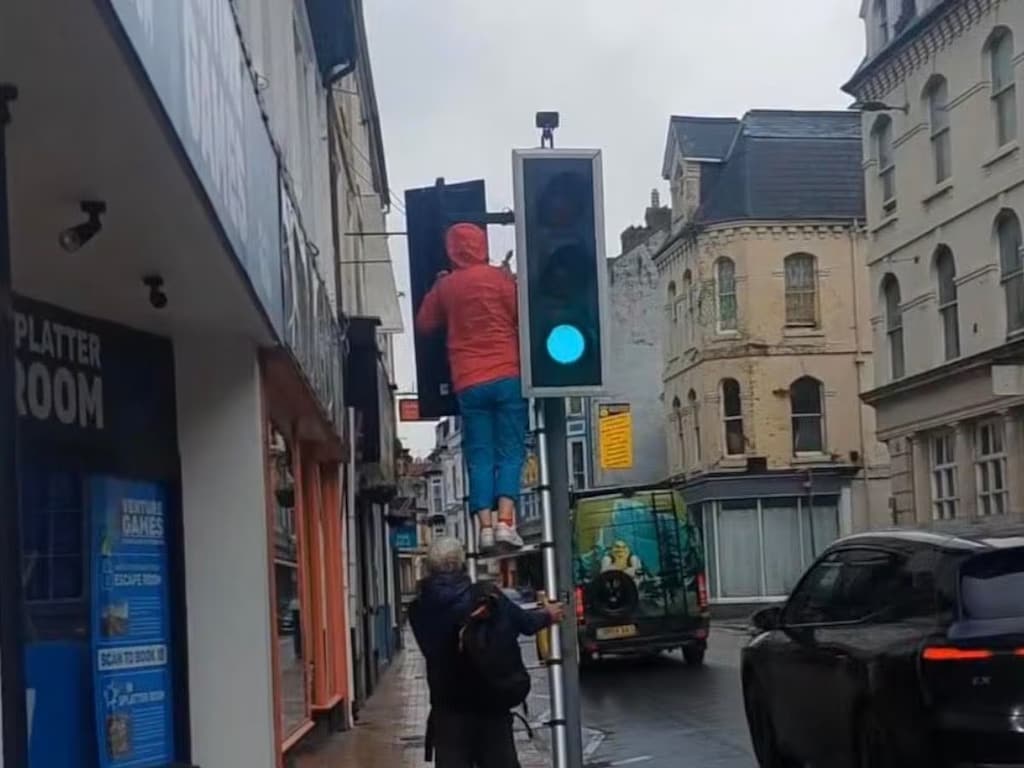 Storm van kritiek na foto's van Zara met mannequins in lakens