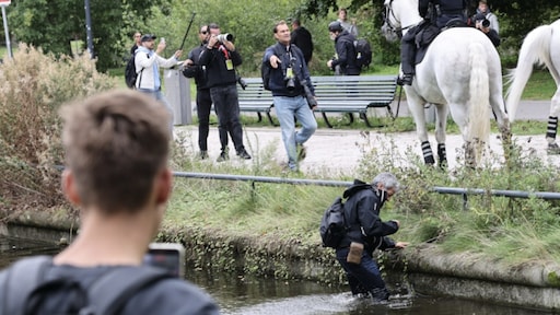 Politie over fotograaf die in water geduwd werd: 'Werkruimte creëren'