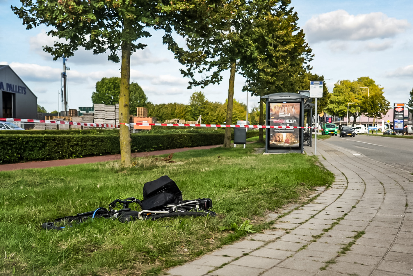 Fietser overleden na ongeluk met vrachtwagen in Huissen, fiets meegesleurd