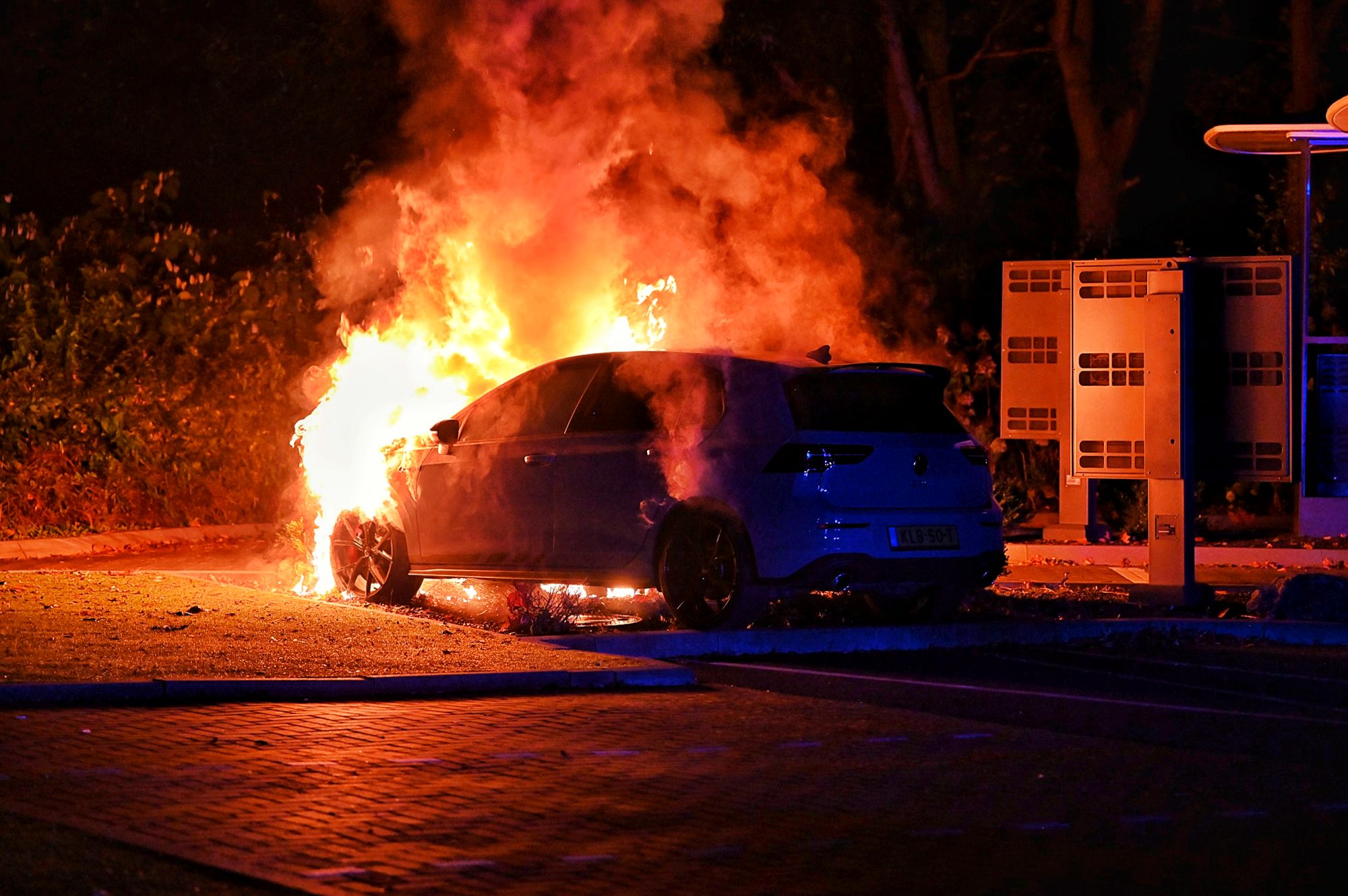 Auto crasht in McDrive Udenhout na politieachtervolging