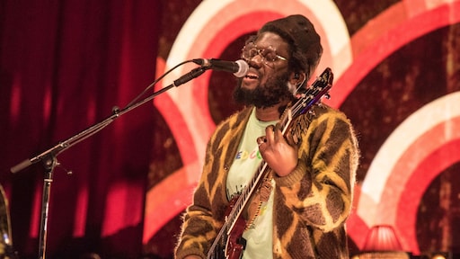 Zanger Michael Kiwanuka revalideert na ernstige hersenbloeding