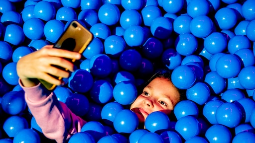 Kinderen mogen op social media geen reclame meer maken, vindt Kamer