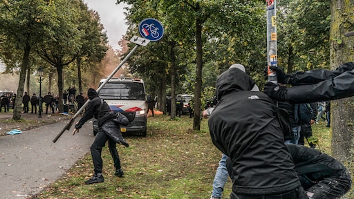 Nederlanders willen verbod op Hitlergroet en strengere aanpak demonstranten