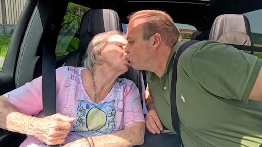 Frans Bauer koestert liefdevol moment met dementerende moeder