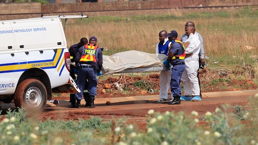Vrouwenmoorden Zuid-Afrika: lichaam vrouw halfnaakt op begraafplaats