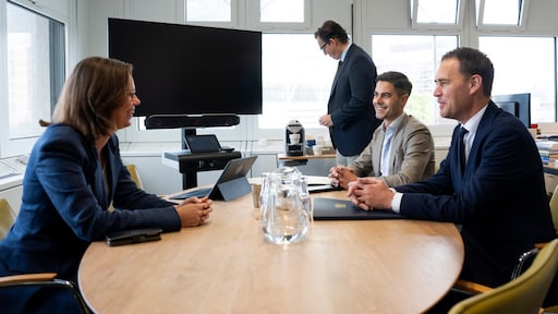 Jetten met oppositie om tafel, kabinet hoopt op steun van links en rechts