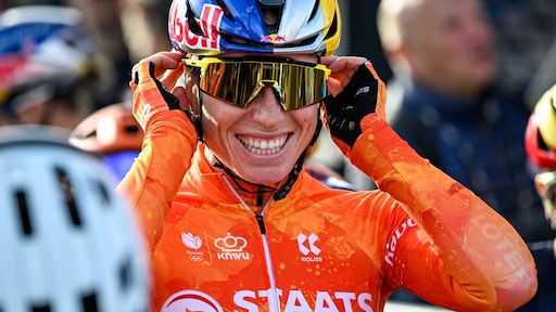 Demi Vollering voor het eerst wereldkampioen: 'Ik kan het niet geloven'