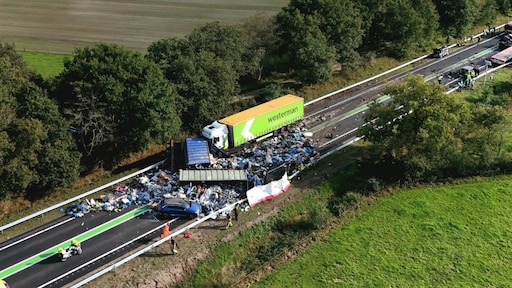 Twee doden bij groot ongeluk met auto's en vrachtwagens op N48 bij Zuidwolde
