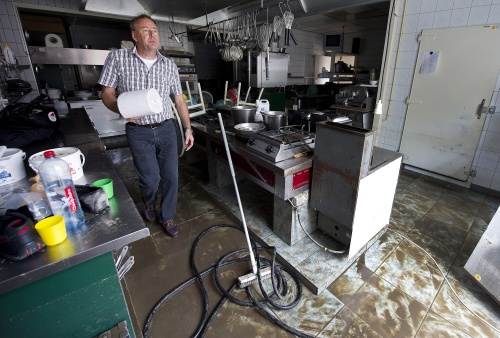 Straten Slenaken weer schoon, kelders leeg
