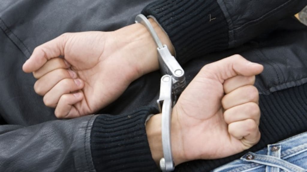 Mensen in azc gaan elkaar met stokken en messen te lijf