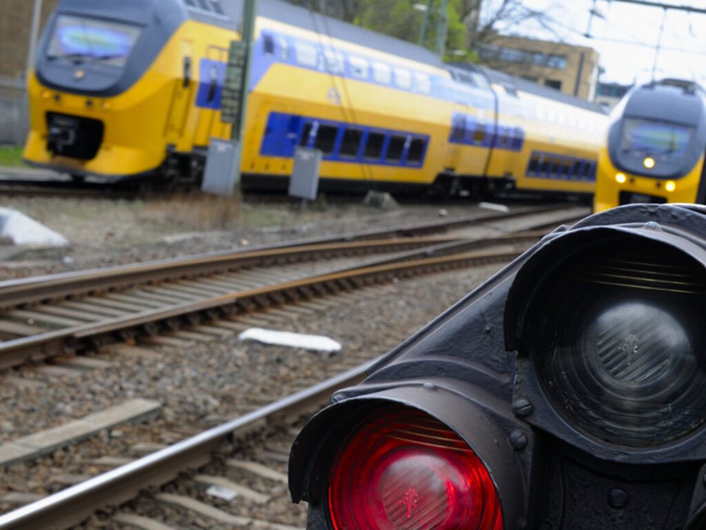 Ns Rood Geheim advies: Voeg NS en ProRail weer samen