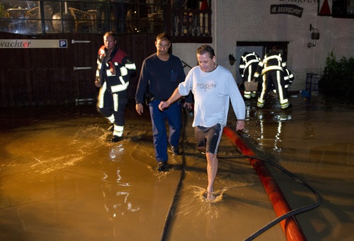 Brandweer nog bezig met pompen in Slenaken