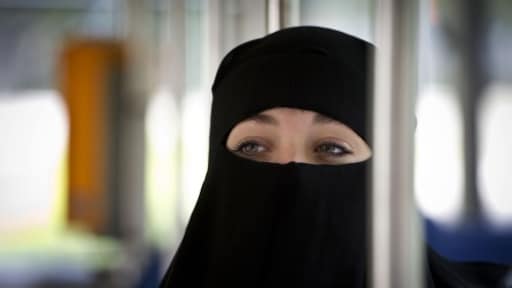 Nog geen boetes boerkaverbod, wél meer agressie tegen moslima's