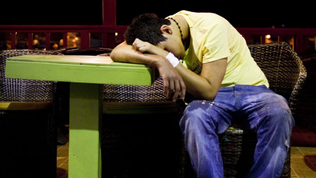 Experts: kinderen af en toe alcohol laten drinken is ook schadelijk