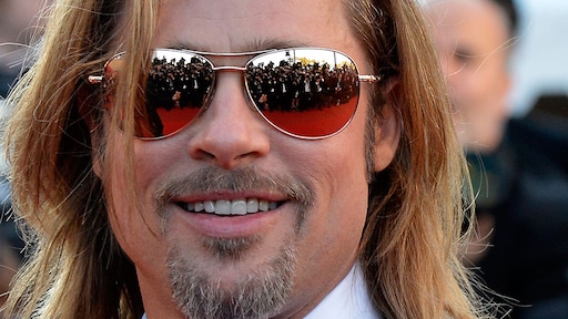 Brad Pitt bezoekt spirituele dienst van Kanye West