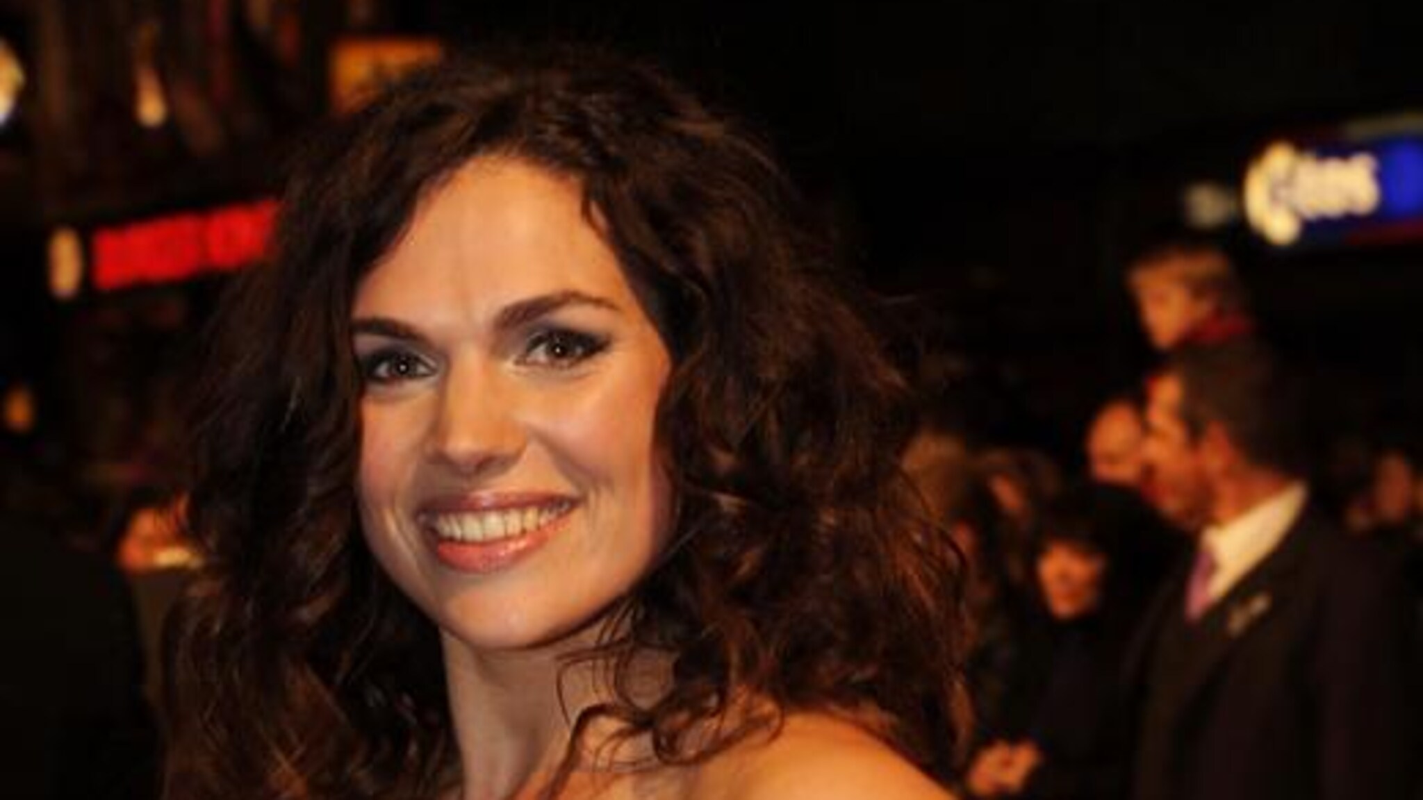 Anna Drijver in Gejaagd door de Wind