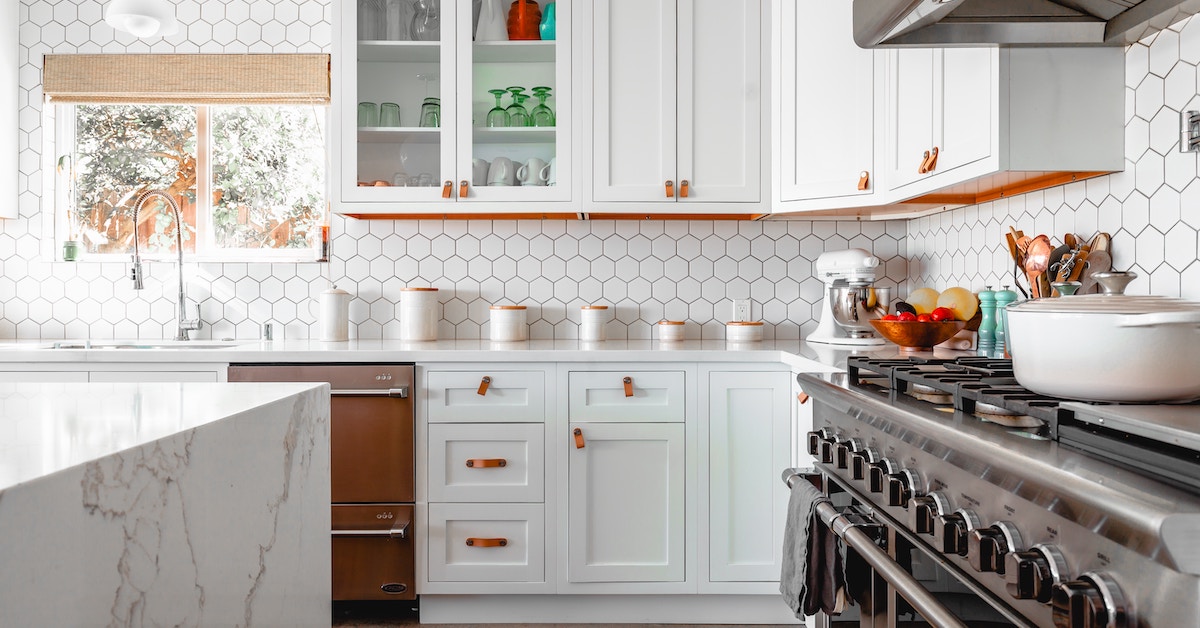 Met dit handige middeltje maak je het staal in je keuken supermakkelijk schoon