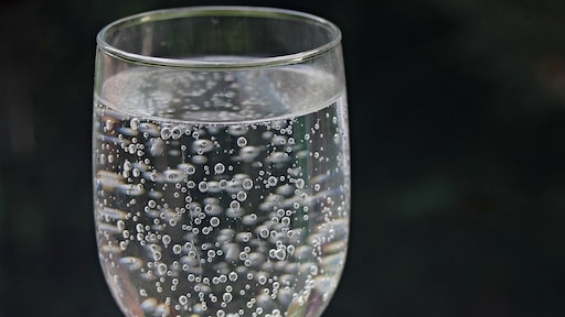 Lelijke vlek op je bank? Met dit onverwachte drankje verwijder je het heel makkelijk!