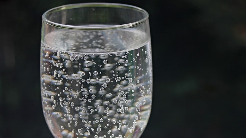 Lelijke vlek op je bank? Met dit onverwachte drankje verwijder je het heel makkelijk!