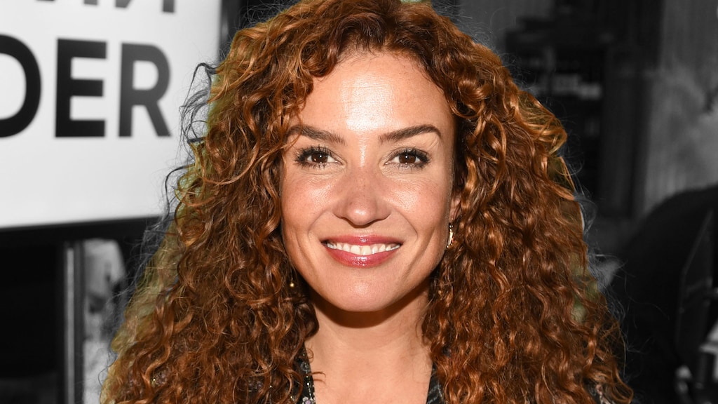 Katja Schuurman toont groeiende babybuik in zoete familiefoto