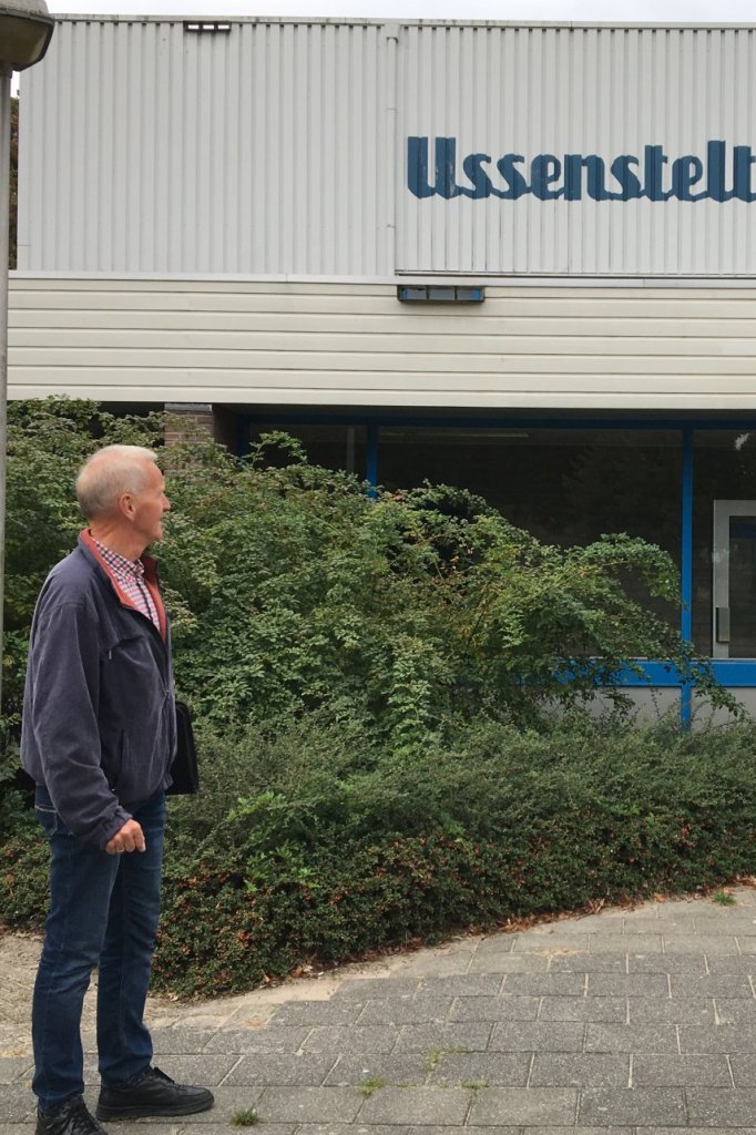 Oane bij de sporthal waar hij ouders opving. 