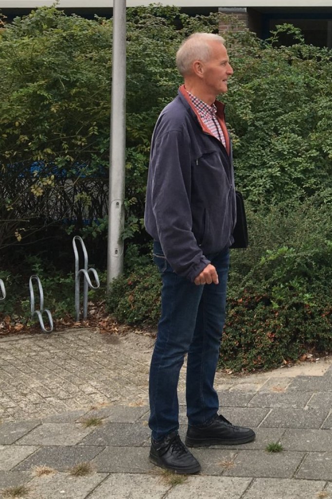 Oane bij de sporthal waar hij ouders opving. 