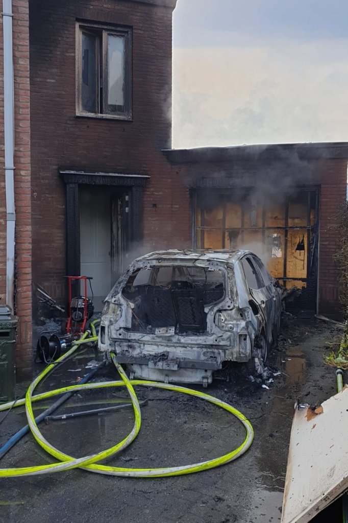 Elektrische auto in brand op oprit EttenLeur garage verwoest, huis