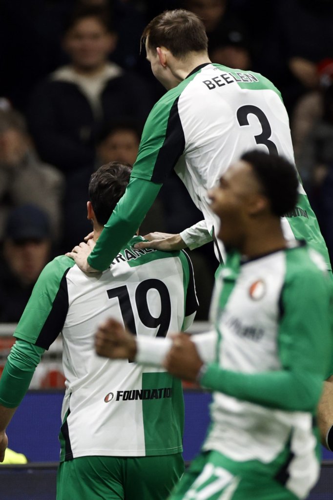 Feyenoorders vieren feest na de 1-1.