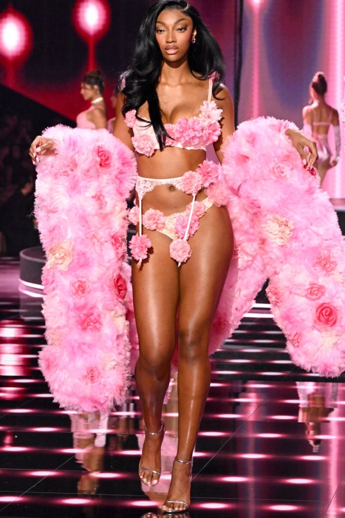 Basketballer Angel Reese tijdens Victoria's Secret Fashion Show 2025